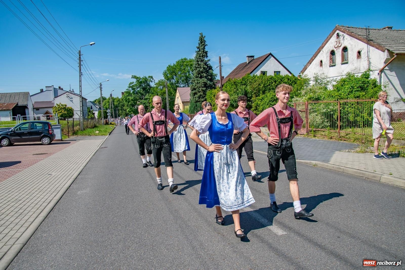 Zdjęcie w galerii na portalu naszraciborz.pl: Głośno i kolorowo! Przemarsz orkiestr dętych ulicami Tworkowa w ramach X Międzynarodowego Festiwalu Orkiestr Dętych w Gminie Krzyżanowice wiadomości z regionu