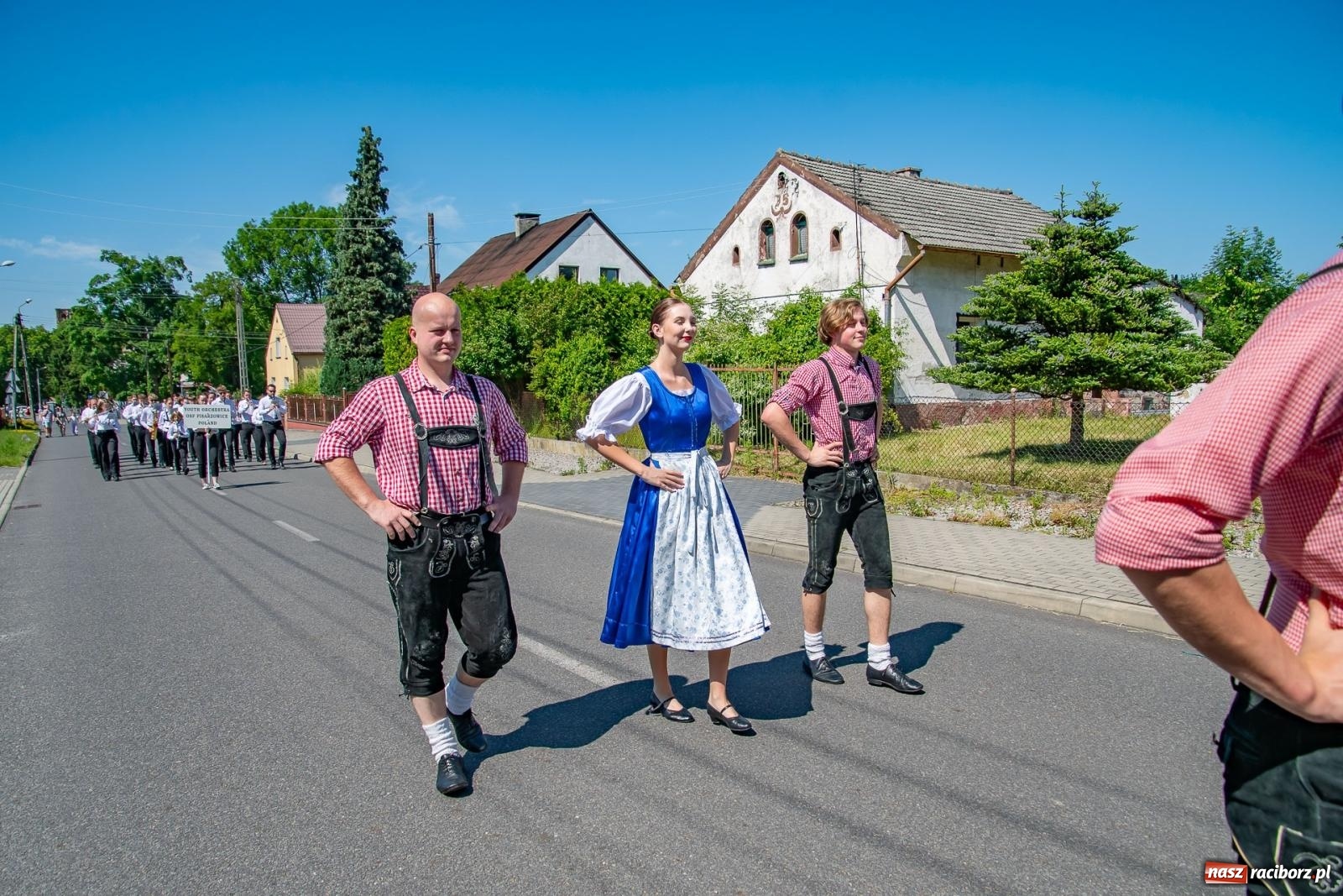 Zdjęcie w galerii na portalu naszraciborz.pl: Głośno i kolorowo! Przemarsz orkiestr dętych ulicami Tworkowa w ramach X Międzynarodowego Festiwalu Orkiestr Dętych w Gminie Krzyżanowice wiadomości z regionu