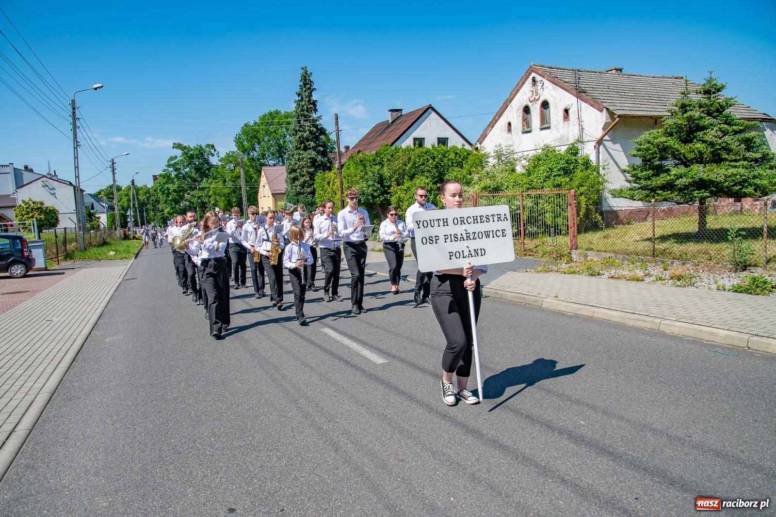 Zdjęcie w galerii na portalu naszraciborz.pl: Głośno i kolorowo! Przemarsz orkiestr dętych ulicami Tworkowa w ramach X Międzynarodowego Festiwalu Orkiestr Dętych w Gminie Krzyżanowice wiadomości z regionu
