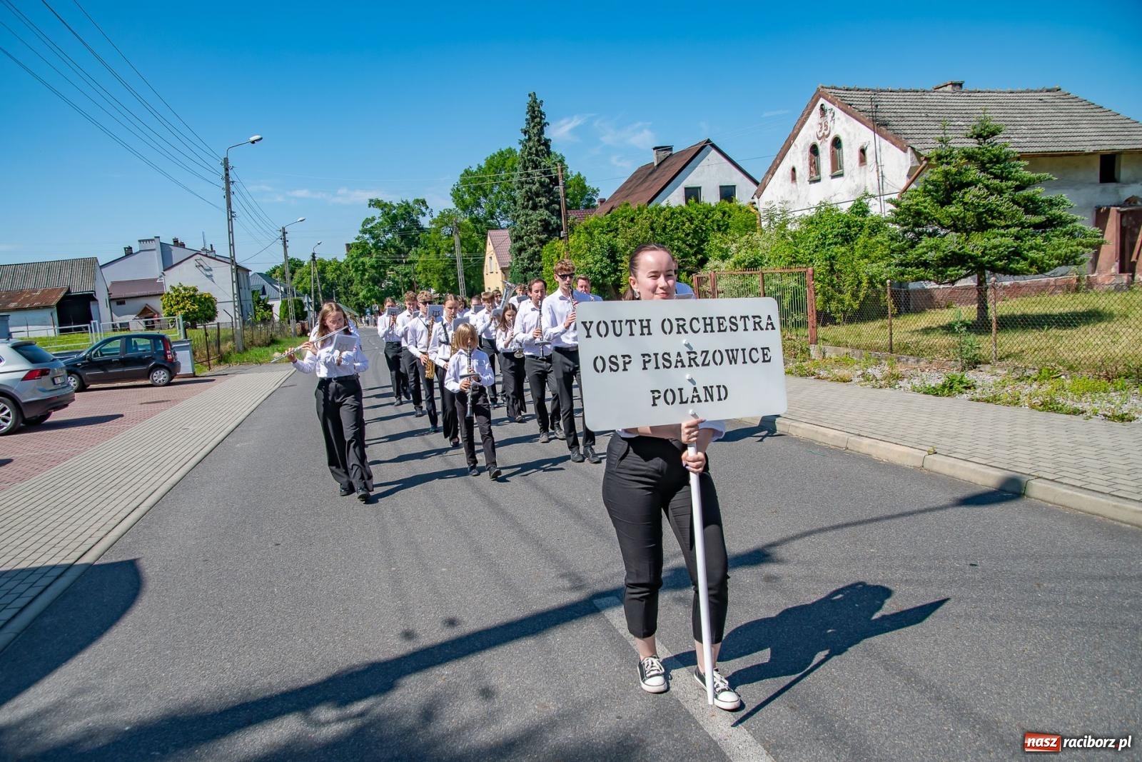 Zdjęcie w galerii na portalu naszraciborz.pl: Głośno i kolorowo! Przemarsz orkiestr dętych ulicami Tworkowa w ramach X Międzynarodowego Festiwalu Orkiestr Dętych w Gminie Krzyżanowice wiadomości z regionu