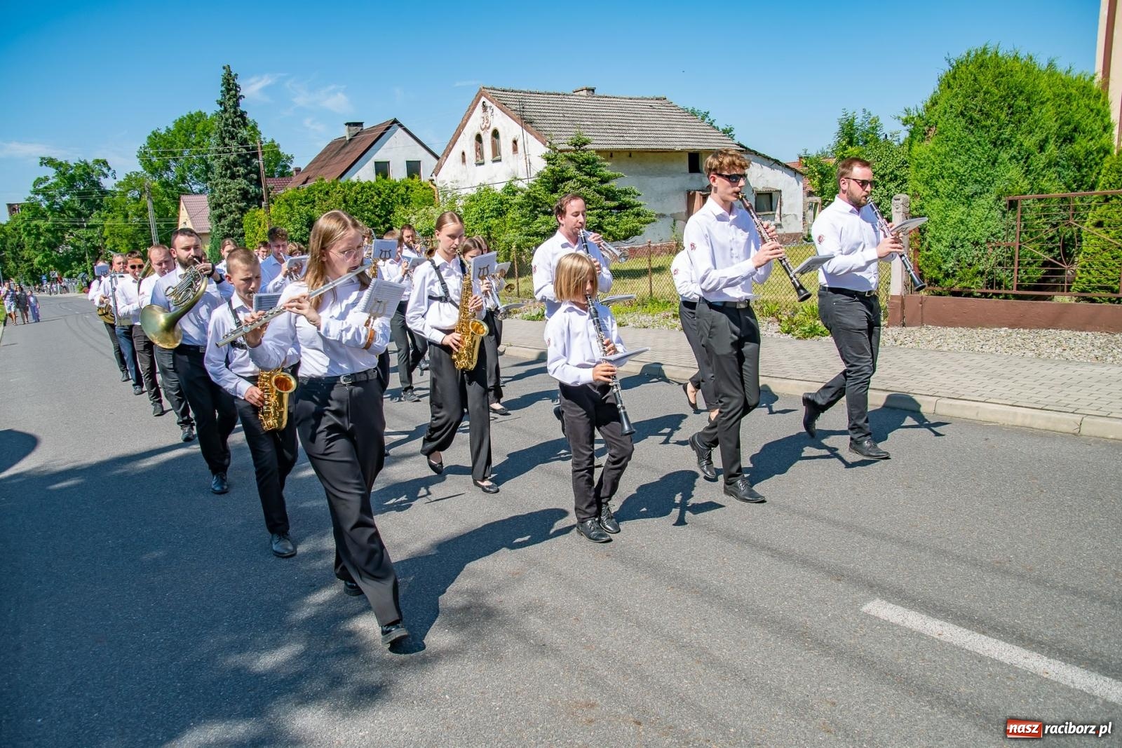 Zdjęcie w galerii na portalu naszraciborz.pl: Głośno i kolorowo! Przemarsz orkiestr dętych ulicami Tworkowa w ramach X Międzynarodowego Festiwalu Orkiestr Dętych w Gminie Krzyżanowice wiadomości z regionu