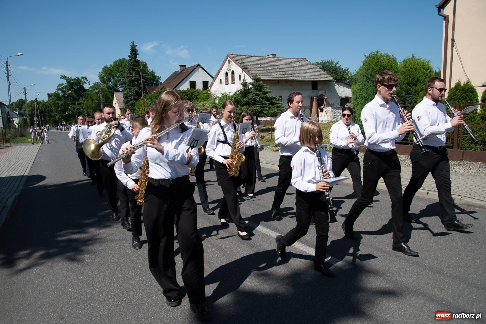 Zdjęcie w galerii na portalu naszraciborz.pl: Głośno i kolorowo! Przemarsz orkiestr dętych ulicami Tworkowa w ramach X Międzynarodowego Festiwalu Orkiestr Dętych w Gminie Krzyżanowice wiadomości z regionu