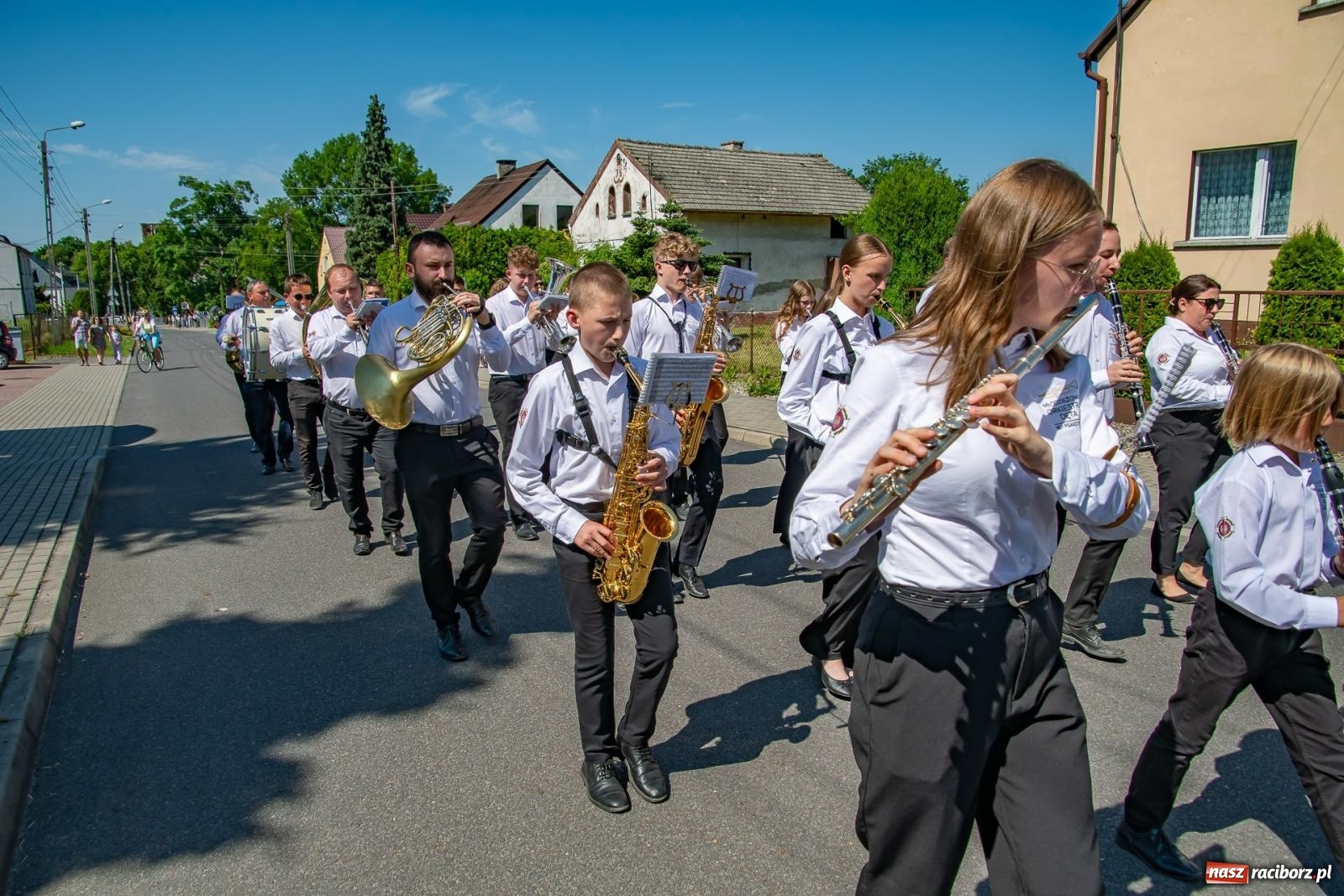 Zdjęcie w galerii na portalu naszraciborz.pl: Głośno i kolorowo! Przemarsz orkiestr dętych ulicami Tworkowa w ramach X Międzynarodowego Festiwalu Orkiestr Dętych w Gminie Krzyżanowice wiadomości z regionu