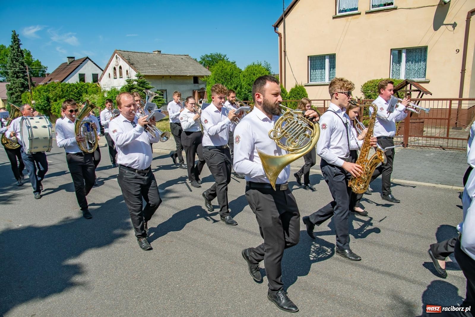 Zdjęcie w galerii na portalu naszraciborz.pl: Głośno i kolorowo! Przemarsz orkiestr dętych ulicami Tworkowa w ramach X Międzynarodowego Festiwalu Orkiestr Dętych w Gminie Krzyżanowice wiadomości z regionu