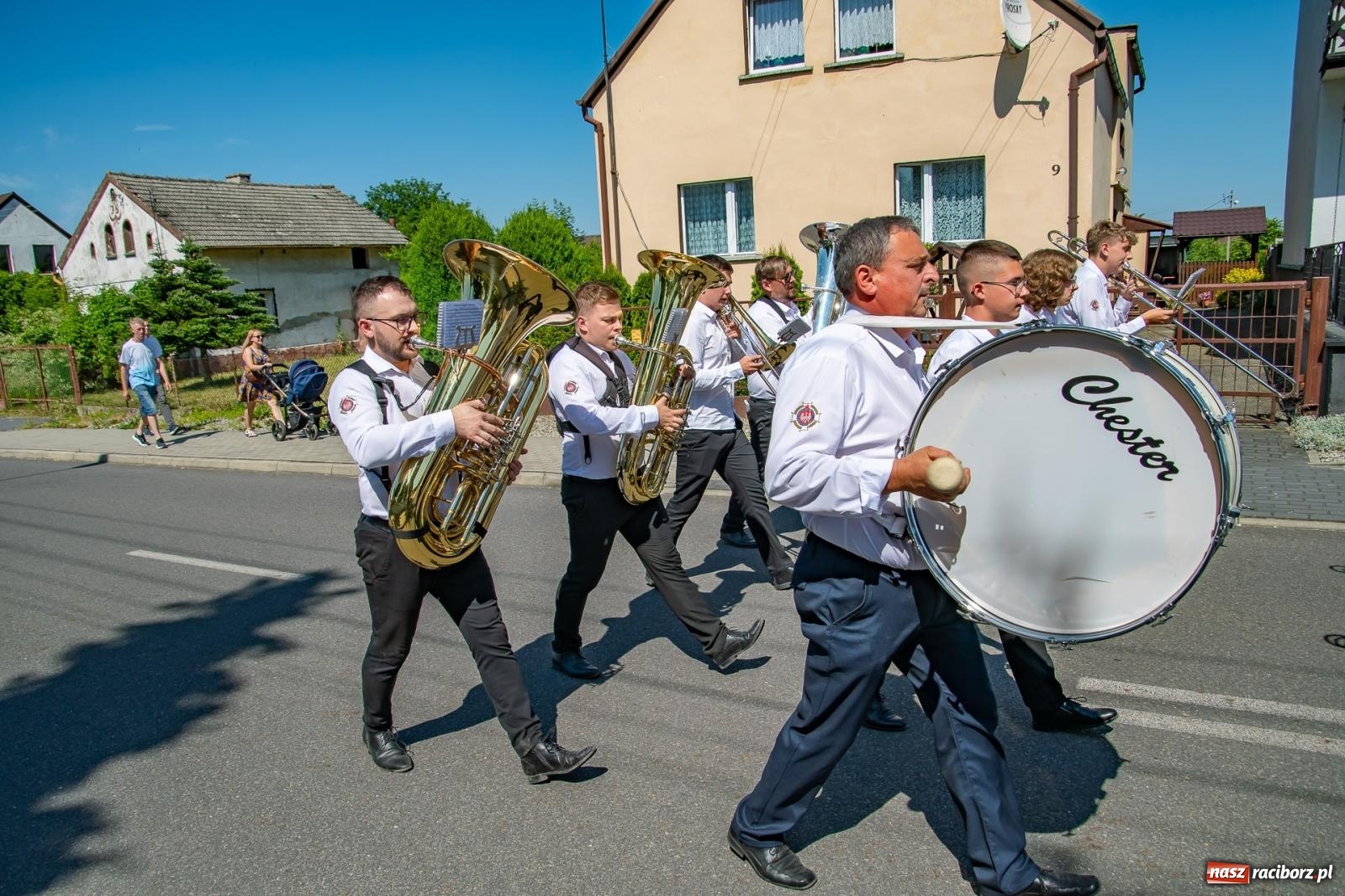 Zdjęcie w galerii na portalu naszraciborz.pl: Głośno i kolorowo! Przemarsz orkiestr dętych ulicami Tworkowa w ramach X Międzynarodowego Festiwalu Orkiestr Dętych w Gminie Krzyżanowice wiadomości z regionu