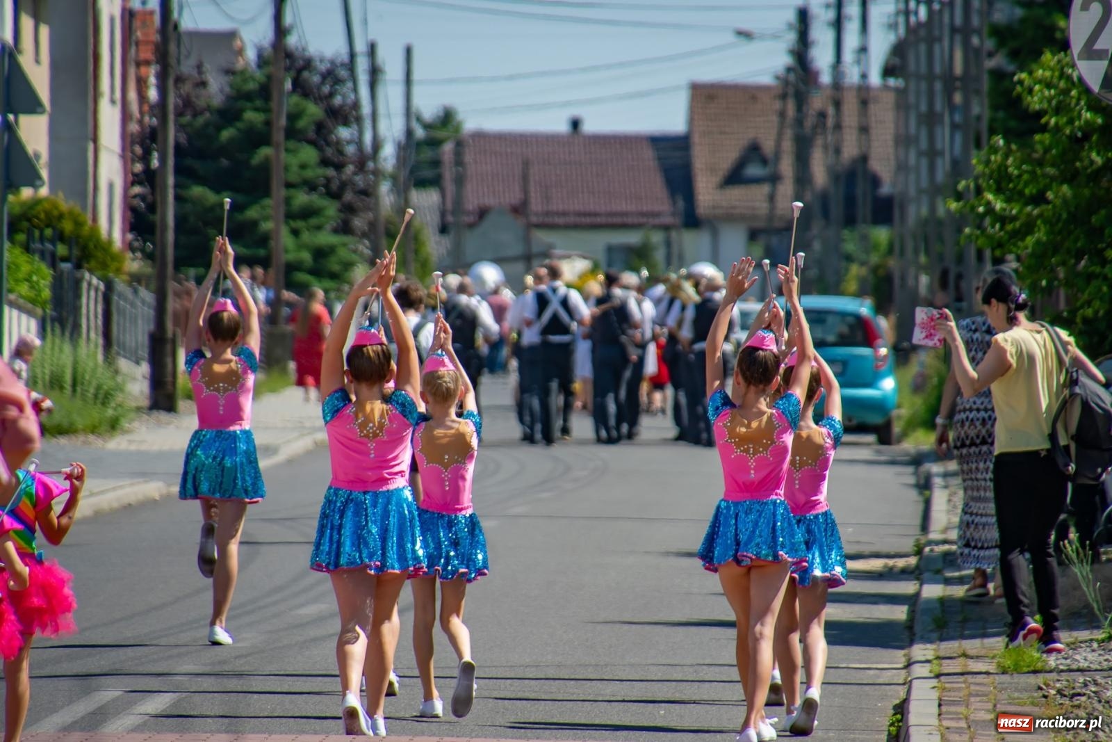 Zdjęcie w galerii na portalu naszraciborz.pl: Głośno i kolorowo! Przemarsz orkiestr dętych ulicami Tworkowa w ramach X Międzynarodowego Festiwalu Orkiestr Dętych w Gminie Krzyżanowice wiadomości z regionu