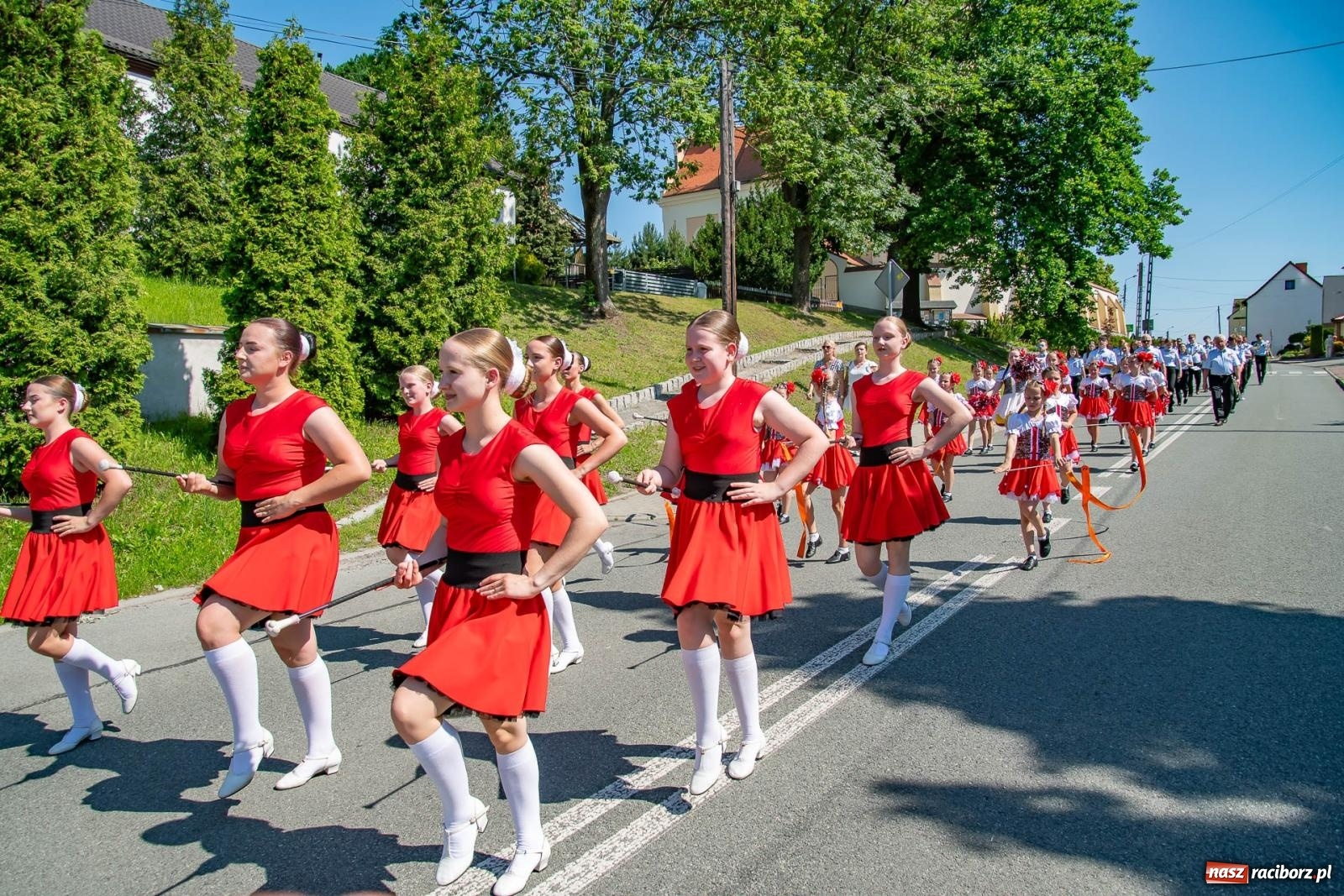 Zdjęcie w galerii na portalu naszraciborz.pl: Głośno i kolorowo! Przemarsz orkiestr dętych ulicami Tworkowa w ramach X Międzynarodowego Festiwalu Orkiestr Dętych w Gminie Krzyżanowice wiadomości z regionu