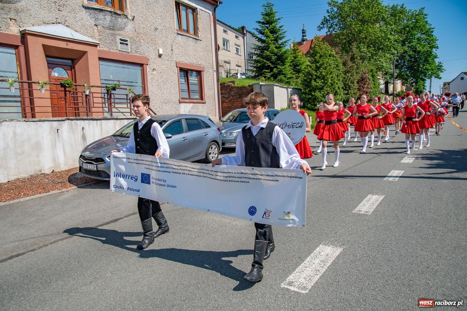 Zdjęcie w galerii na portalu naszraciborz.pl: Głośno i kolorowo! Przemarsz orkiestr dętych ulicami Tworkowa w ramach X Międzynarodowego Festiwalu Orkiestr Dętych w Gminie Krzyżanowice wiadomości z regionu