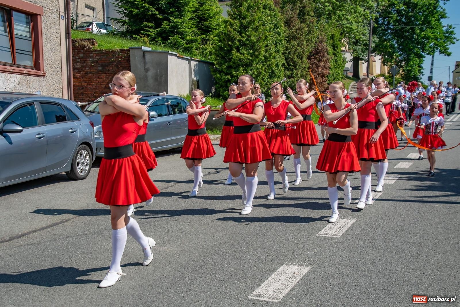 Zdjęcie w galerii na portalu naszraciborz.pl: Głośno i kolorowo! Przemarsz orkiestr dętych ulicami Tworkowa w ramach X Międzynarodowego Festiwalu Orkiestr Dętych w Gminie Krzyżanowice wiadomości z regionu