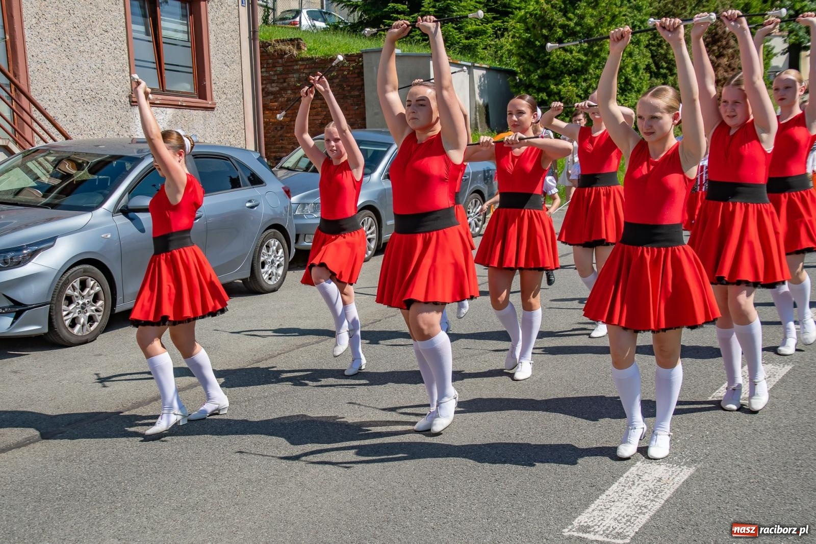 Zdjęcie w galerii na portalu naszraciborz.pl: Głośno i kolorowo! Przemarsz orkiestr dętych ulicami Tworkowa w ramach X Międzynarodowego Festiwalu Orkiestr Dętych w Gminie Krzyżanowice wiadomości z regionu