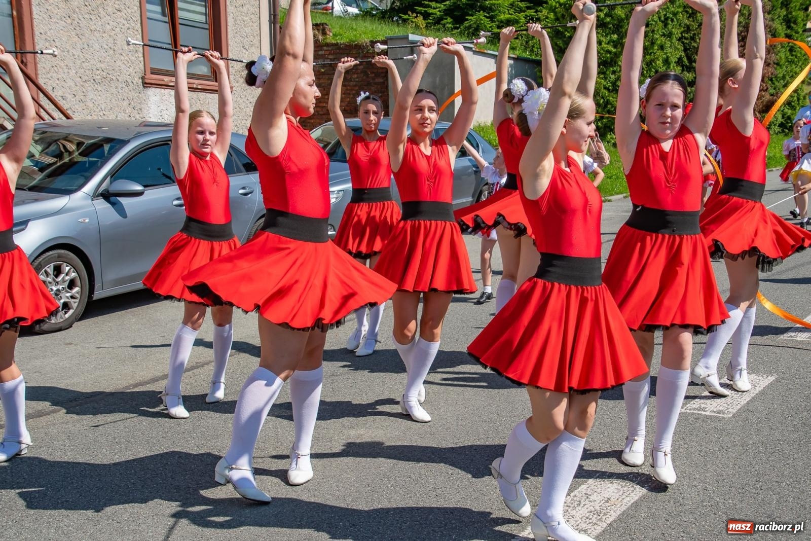 Zdjęcie w galerii na portalu naszraciborz.pl: Głośno i kolorowo! Przemarsz orkiestr dętych ulicami Tworkowa w ramach X Międzynarodowego Festiwalu Orkiestr Dętych w Gminie Krzyżanowice wiadomości z regionu