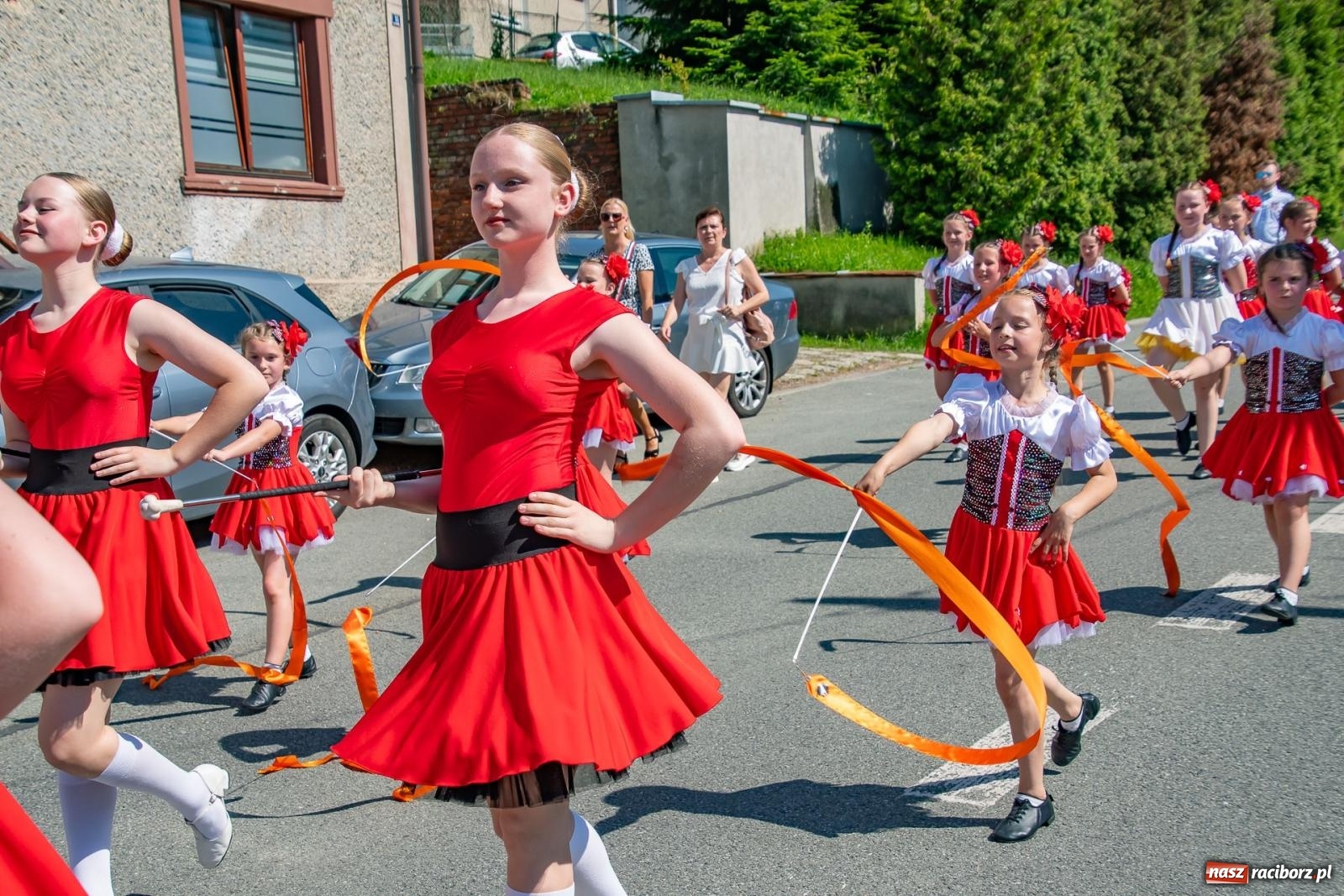 Zdjęcie w galerii na portalu naszraciborz.pl: Głośno i kolorowo! Przemarsz orkiestr dętych ulicami Tworkowa w ramach X Międzynarodowego Festiwalu Orkiestr Dętych w Gminie Krzyżanowice wiadomości z regionu