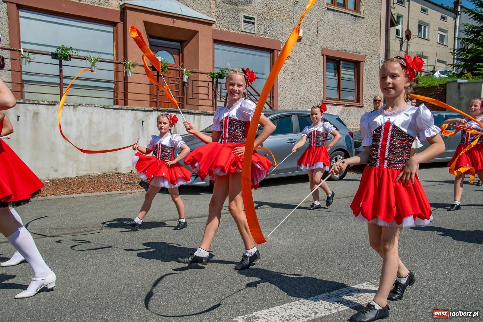 Zdjęcie w galerii na portalu naszraciborz.pl: Głośno i kolorowo! Przemarsz orkiestr dętych ulicami Tworkowa w ramach X Międzynarodowego Festiwalu Orkiestr Dętych w Gminie Krzyżanowice wiadomości z regionu