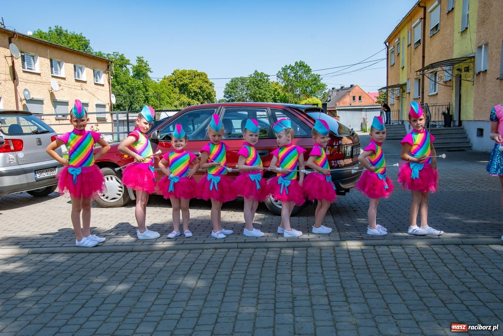 Zdjęcie w galerii na portalu naszraciborz.pl: Głośno i kolorowo! Przemarsz orkiestr dętych ulicami Tworkowa w ramach X Międzynarodowego Festiwalu Orkiestr Dętych w Gminie Krzyżanowice wiadomości z regionu