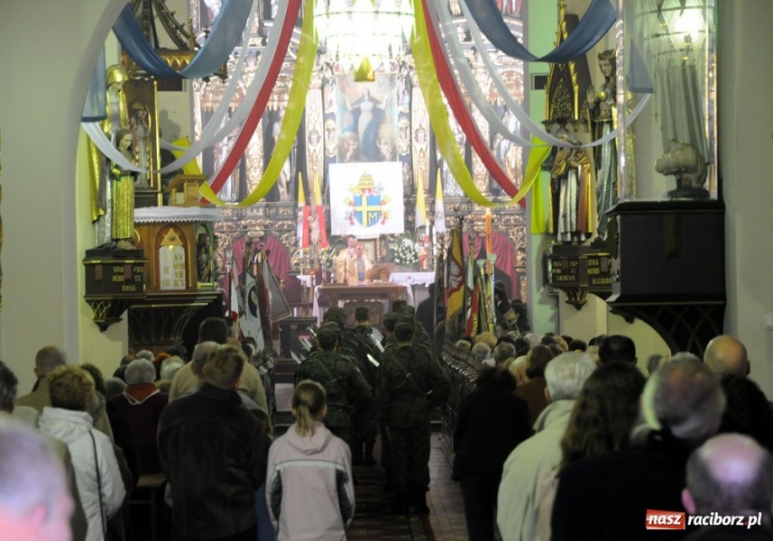 Zdjęcie w galerii na portalu naszraciborz.pl: Święto 3 V: Patrioci w strugach deszczu wiadomości z regionu