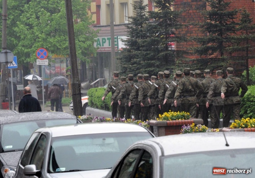 Zdjęcie w galerii na portalu naszraciborz.pl: Święto 3 V: Patrioci w strugach deszczu wiadomości z regionu