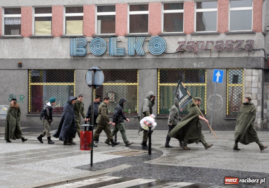 Zdjęcie w galerii na portalu naszraciborz.pl: Święto 3 V: Patrioci w strugach deszczu wiadomości z regionu
