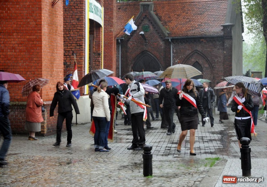 Zdjęcie w galerii na portalu naszraciborz.pl: Święto 3 V: Patrioci w strugach deszczu wiadomości z regionu