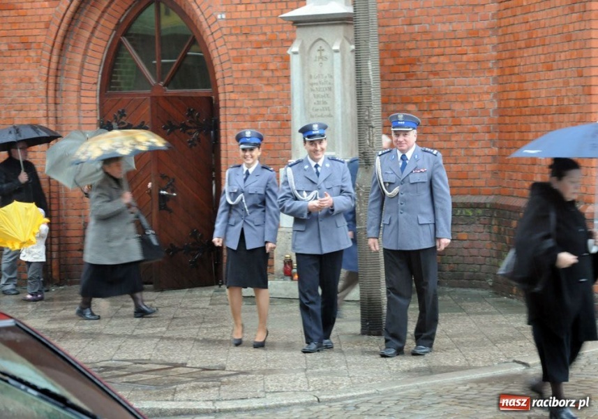 Zdjęcie w galerii na portalu naszraciborz.pl: Święto 3 V: Patrioci w strugach deszczu wiadomości z regionu