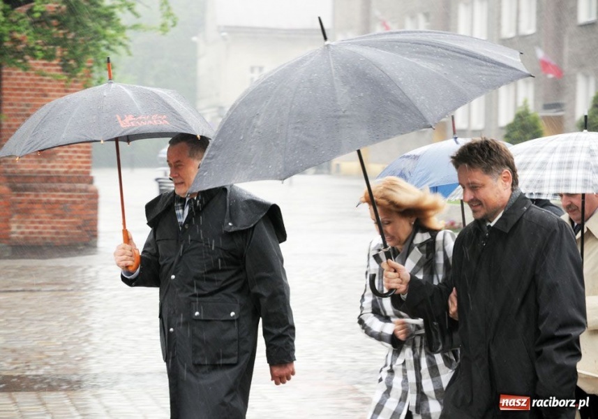 Zdjęcie w galerii na portalu naszraciborz.pl: Święto 3 V: Patrioci w strugach deszczu wiadomości z regionu