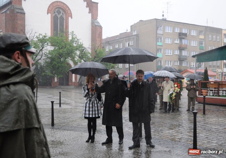 Zdjęcie w galerii na portalu naszraciborz.pl: Święto 3 V: Patrioci w strugach deszczu wiadomości z regionu