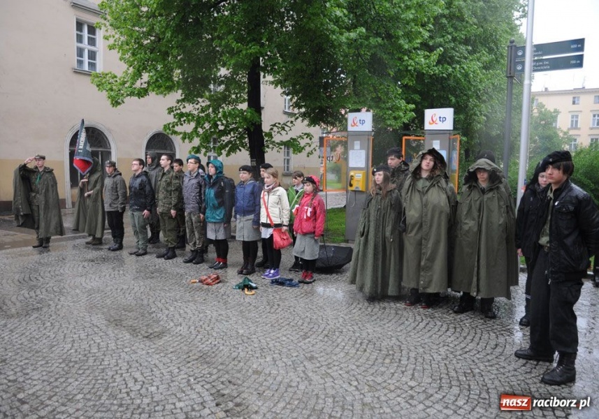 Zdjęcie w galerii na portalu naszraciborz.pl: Święto 3 V: Patrioci w strugach deszczu wiadomości z regionu