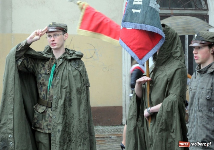 Zdjęcie w galerii na portalu naszraciborz.pl: Święto 3 V: Patrioci w strugach deszczu wiadomości z regionu