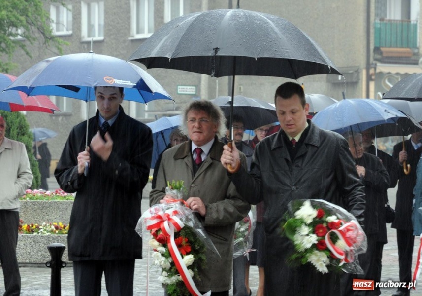 Zdjęcie w galerii na portalu naszraciborz.pl: Święto 3 V: Patrioci w strugach deszczu wiadomości z regionu