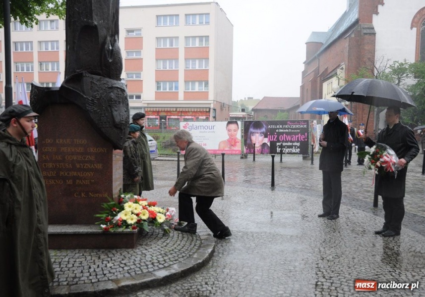 Zdjęcie w galerii na portalu naszraciborz.pl: Święto 3 V: Patrioci w strugach deszczu wiadomości z regionu