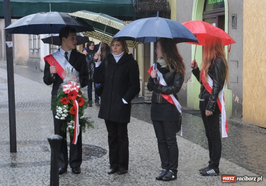 Zdjęcie w galerii na portalu naszraciborz.pl: Święto 3 V: Patrioci w strugach deszczu wiadomości z regionu