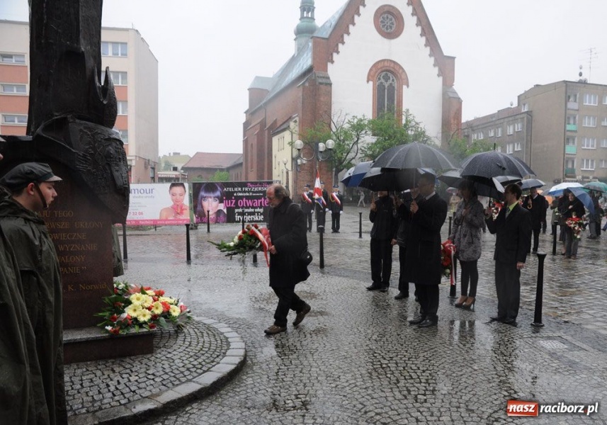 Zdjęcie w galerii na portalu naszraciborz.pl: Święto 3 V: Patrioci w strugach deszczu wiadomości z regionu