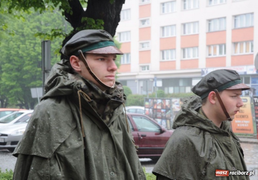 Zdjęcie w galerii na portalu naszraciborz.pl: Święto 3 V: Patrioci w strugach deszczu wiadomości z regionu