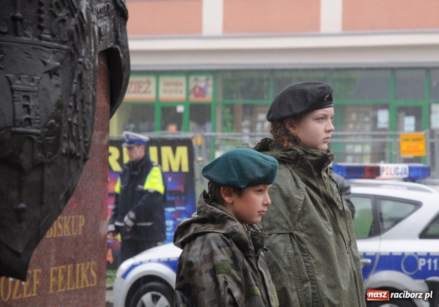 Zdjęcie w galerii na portalu naszraciborz.pl: Święto 3 V: Patrioci w strugach deszczu wiadomości z regionu