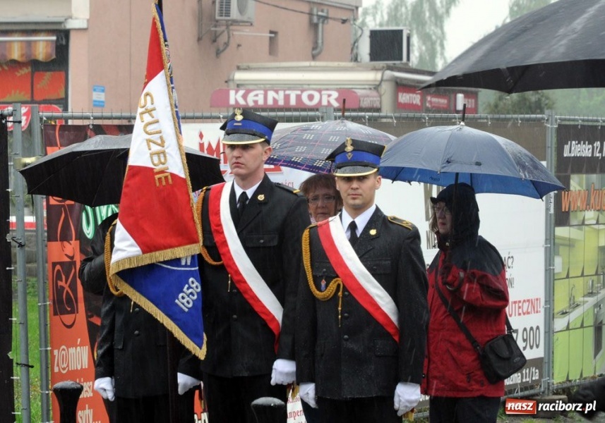 Zdjęcie w galerii na portalu naszraciborz.pl: Święto 3 V: Patrioci w strugach deszczu wiadomości z regionu