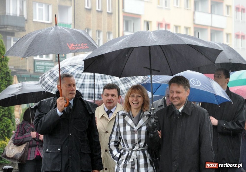 Zdjęcie w galerii na portalu naszraciborz.pl: Święto 3 V: Patrioci w strugach deszczu wiadomości z regionu