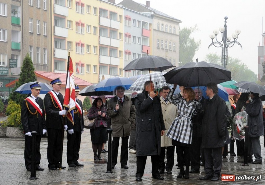 Zdjęcie w galerii na portalu naszraciborz.pl: Święto 3 V: Patrioci w strugach deszczu wiadomości z regionu