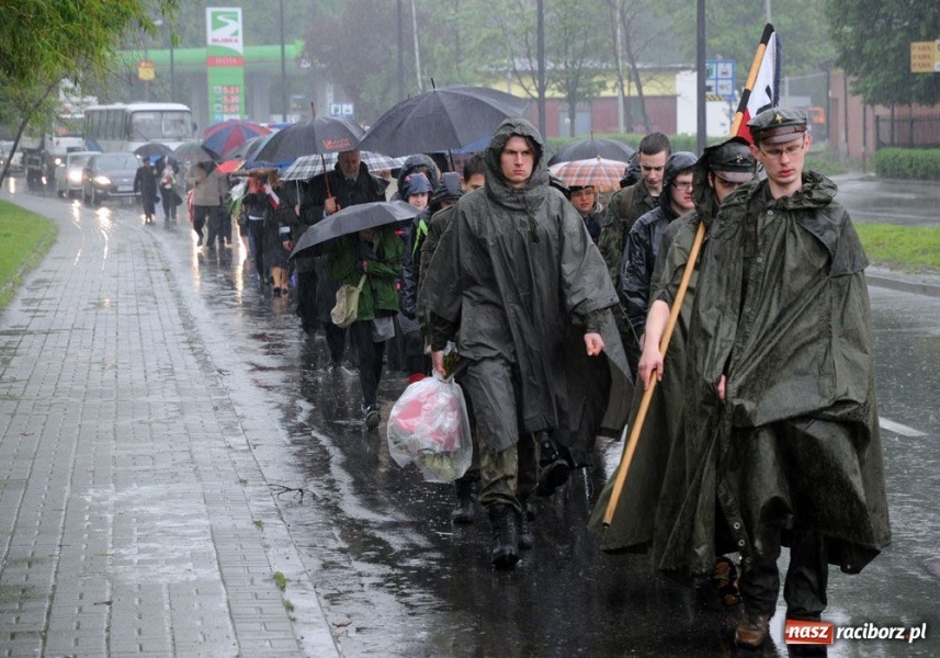 Zdjęcie w galerii na portalu naszraciborz.pl: Święto 3 V: Patrioci w strugach deszczu wiadomości z regionu
