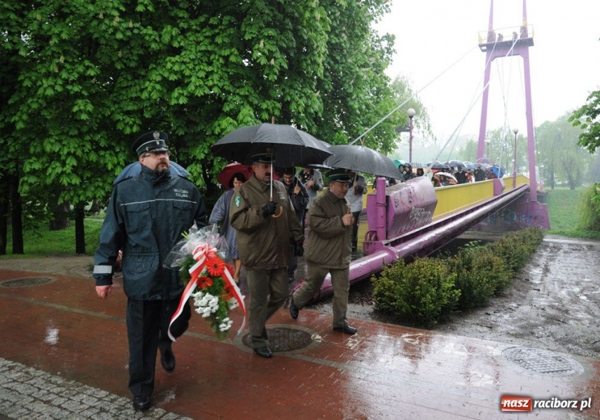 Zdjęcie w galerii na portalu naszraciborz.pl: Święto 3 V: Patrioci w strugach deszczu wiadomości z regionu