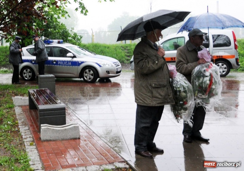 Zdjęcie w galerii na portalu naszraciborz.pl: Święto 3 V: Patrioci w strugach deszczu wiadomości z regionu