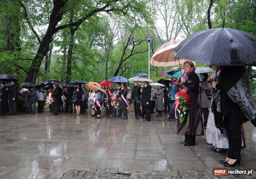 Zdjęcie w galerii na portalu naszraciborz.pl: Święto 3 V: Patrioci w strugach deszczu wiadomości z regionu