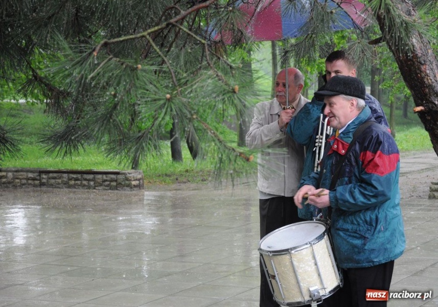 Zdjęcie w galerii na portalu naszraciborz.pl: Święto 3 V: Patrioci w strugach deszczu wiadomości z regionu