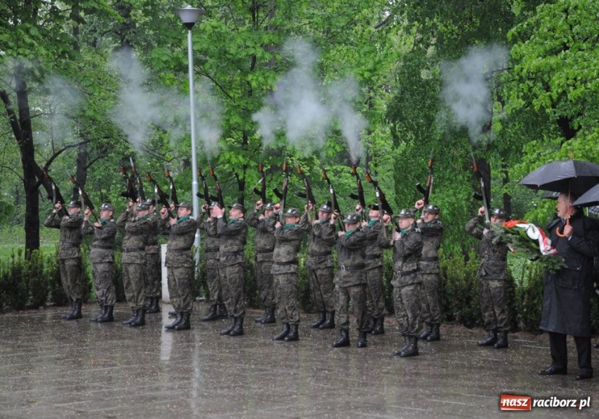 Zdjęcie w galerii na portalu naszraciborz.pl: Święto 3 V: Patrioci w strugach deszczu wiadomości z regionu