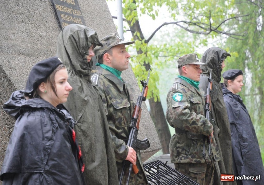 Zdjęcie w galerii na portalu naszraciborz.pl: Święto 3 V: Patrioci w strugach deszczu wiadomości z regionu