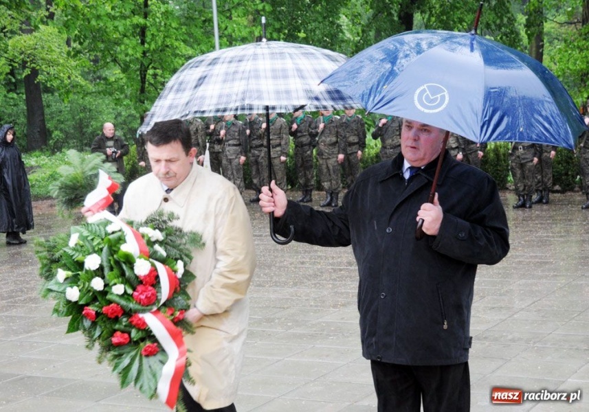 Zdjęcie w galerii na portalu naszraciborz.pl: Święto 3 V: Patrioci w strugach deszczu wiadomości z regionu