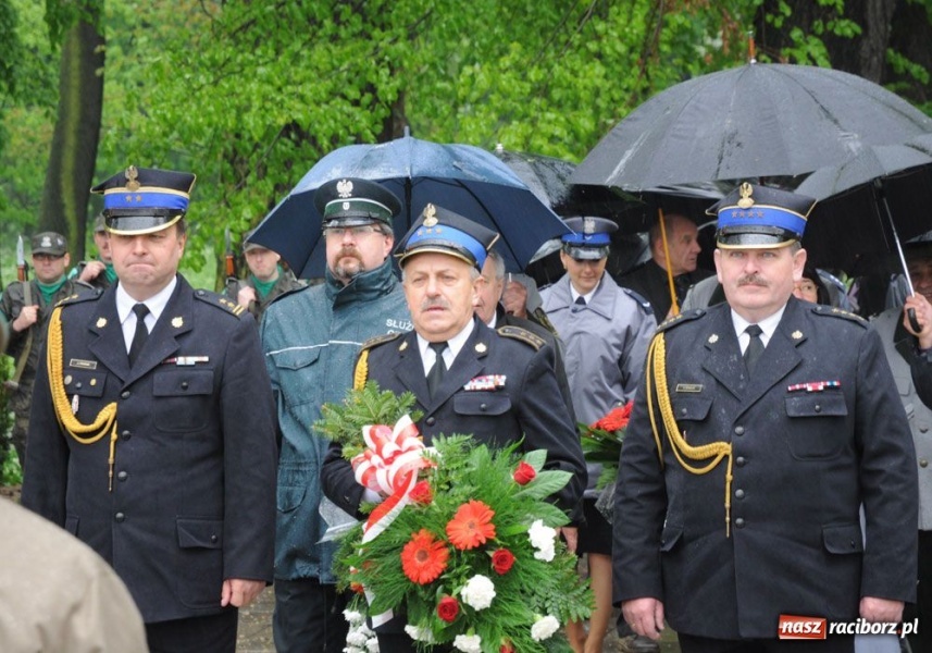 Zdjęcie w galerii na portalu naszraciborz.pl: Święto 3 V: Patrioci w strugach deszczu wiadomości z regionu
