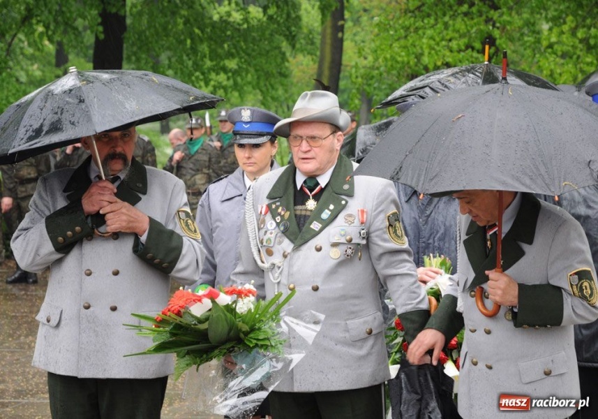 Zdjęcie w galerii na portalu naszraciborz.pl: Święto 3 V: Patrioci w strugach deszczu wiadomości z regionu