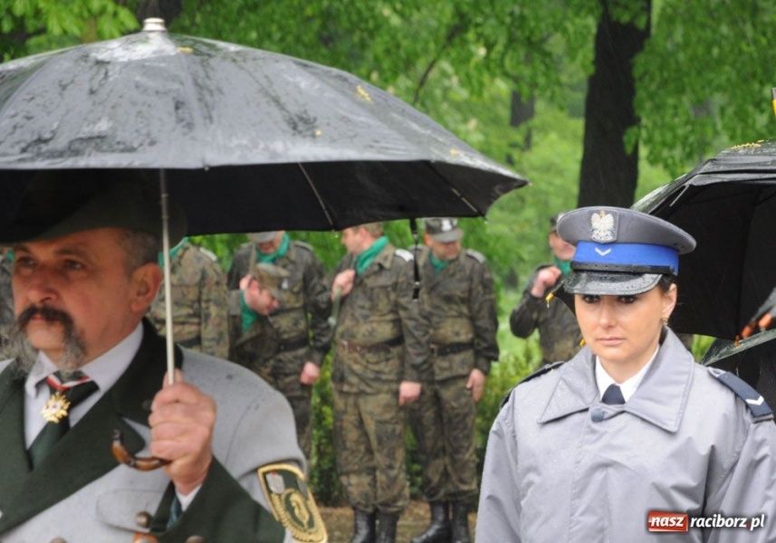 Zdjęcie w galerii na portalu naszraciborz.pl: Święto 3 V: Patrioci w strugach deszczu wiadomości z regionu