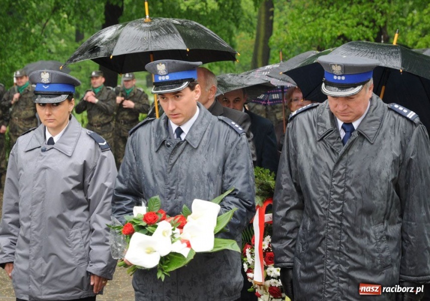 Zdjęcie w galerii na portalu naszraciborz.pl: Święto 3 V: Patrioci w strugach deszczu wiadomości z regionu