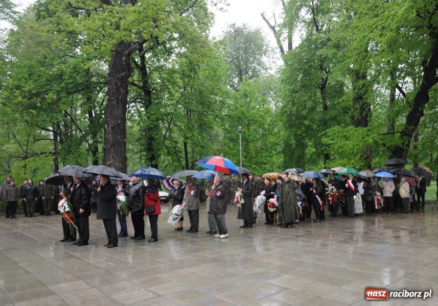 Zdjęcie w galerii na portalu naszraciborz.pl: Święto 3 V: Patrioci w strugach deszczu wiadomości z regionu