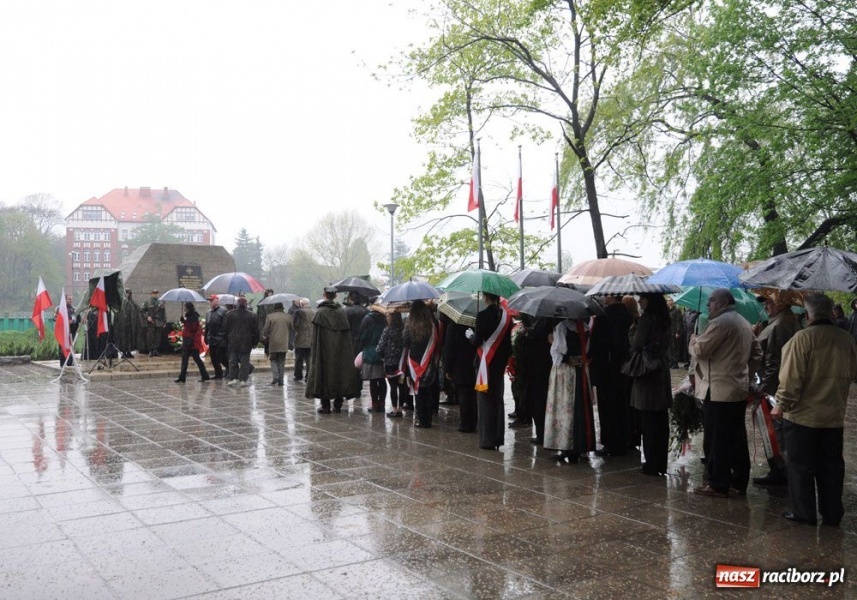 Zdjęcie w galerii na portalu naszraciborz.pl: Święto 3 V: Patrioci w strugach deszczu wiadomości z regionu